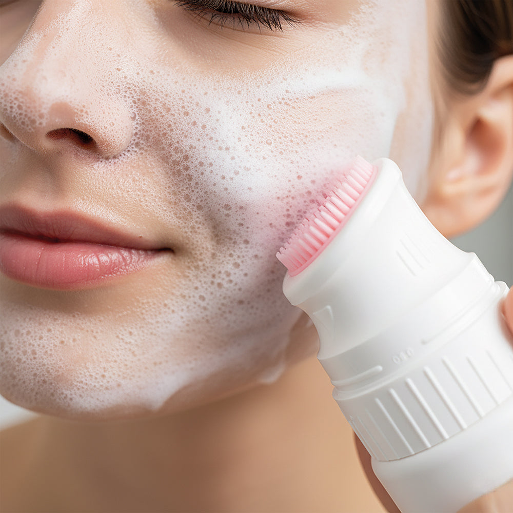 Detergente viso con spazzolino in silicone